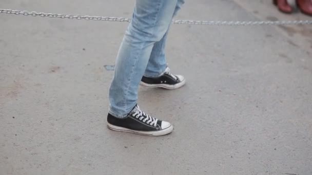 スニーカーで身に着けている男性の足のビューを閉じます。外で、チェーンに触れる時間を過ごすティーンエイ ジャー. — ストック動画