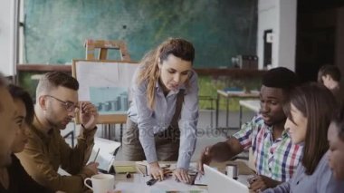 Yaratıcı iş takım mimari proje tartışıyor. Karışık yarış grup trendy Office insan beyin fırtınası.