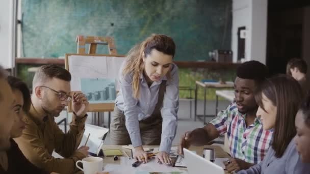 Équipe commerciale créative discutant du projet architectural. Brainstorming de groupe mixte de personnes dans le bureau à la mode .