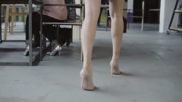 Femme gestionnaire blonde vient à la jeune équipe d'affaires. Groupe multiracial de personnes se réunissant dans un bureau branché .