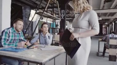 Güzel sarışın kadın Yöneticisi office yürüyor, iş vasıl yazıhane denetler, meslektaşım için yön verir.