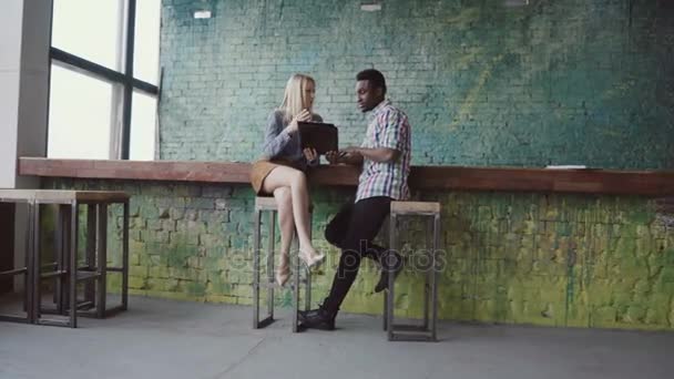 젊은 아프리카 사업가 그리고 현대 coworking 공간에서 백인 사업가. 남자와 여자 이야기. — 비디오