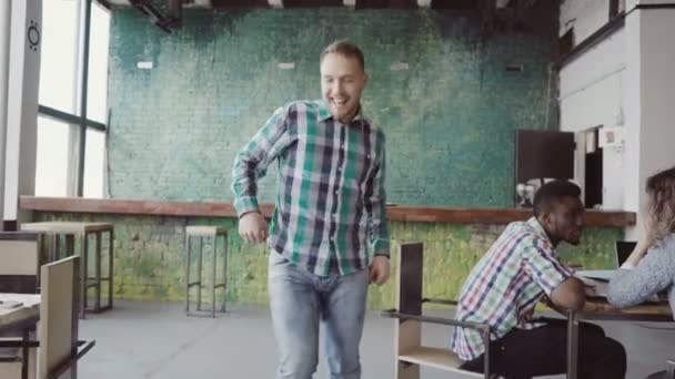 Šťastný podnikatel procházel do moderní kanceláře a dělá bláznivý tanec. Muž v náladě pozdraví s kolegy. — Stock video