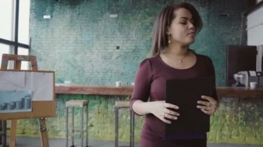 Afrika Yöneticisi ofisine ve iş denetleme. Kadın tasarımcılar için geliyor, kumaş örnekleri görünüyor.