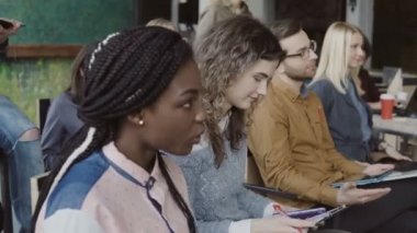Genç yaratıcı iş Konferansı'nda modern ofis takımı. İki arkadaşları, Afrika ve beyaz kadın söz.