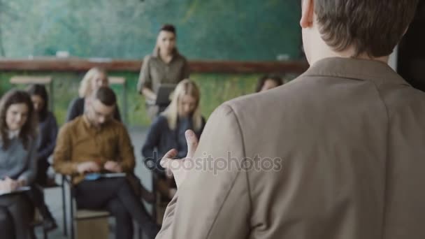 Reunión de negocios creativa en la oficina moderna en la sala de juntas. Joven hombre de negocios hablando con el joven equipo de carreras mixtas . — Vídeos de Stock