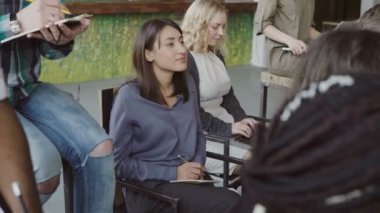 İş görüşmesi modern trendy ofisinde. Genç çok ırklı takım dinle seminer. Öğrenci notları laptop yapar..