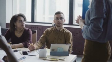 Mutlu genç ekibi proje tartışıyor loft ofiste çalışıyor. İnsanların yönünde karışık yarış grup veren kadın lideri.