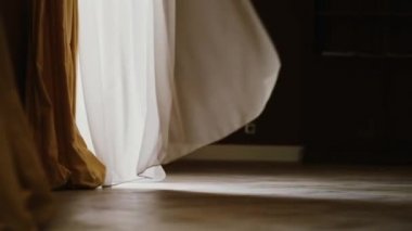 Bir beyaz şeffaf perde romantik rüzgar dalga bir parlak yaz gününde olduğunu..