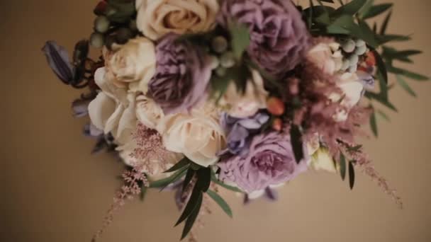 Beau bouquet élégant allongé sur la table. Composition de fleurs fraîches avec poses et pivoines . — Video