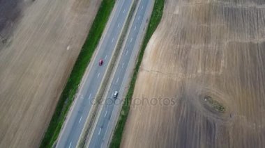 Havadan görünümü trafik yol. Güzel kırsal alan ile otoyolda sürüş araba.