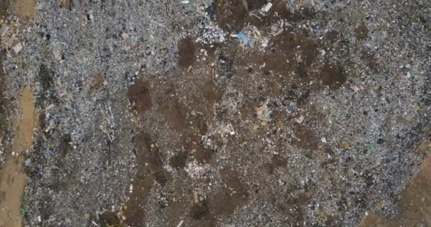 Drone aérien des dommages écologiques. Vol au-dessus de la décharge urbaine. De grosses piles de déchets .