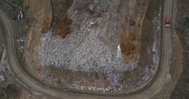 Kentsel çöp döküm üst, havadan görünümü. Sanitasyon araçlar, araba büyük çöp çöp yığınları ile.