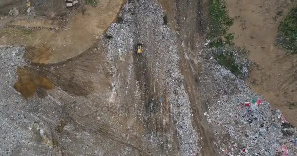 Copter draaien over de stedelijke dump. Luchtfoto van de stapel van afval en sanitair voertuig, werkende auto. — Stockvideo