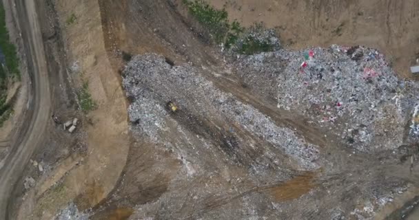 L'elicottero sta salendo sopra la discarica cittadina. Vista panoramica aerea di rifiuti, veicoli sanitari e fabbrica di riciclaggio dei rifiuti . — Video Stock