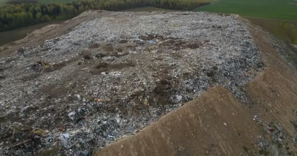 Luchtfoto van de stapel van de Prullenbak. Copter vliegen over de stedelijke dump buiten de stad, weigeren smerige afval. — Stockvideo