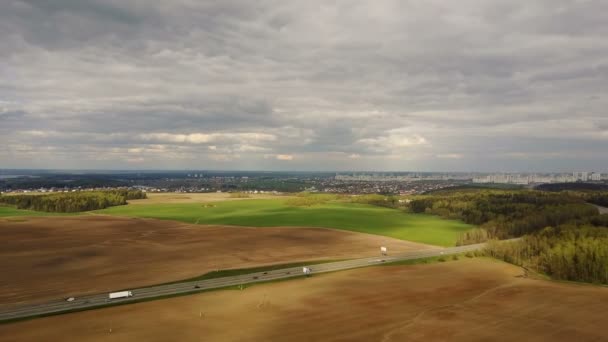 Antenn drönare shot med utsikt över landsbygden. Copter flyger över den vackra gröna ängen, fältet efter skörd och road. — Stockvideo