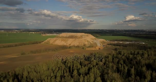 Letecký záběr na pole a les. Drone flying poblíž velkou hromadu odpadků v přírodě, skládky odpadků. — Stock video