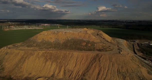 Luchtfoto panoramisch zicht op de stedelijke dump. Copter vliegen over de grote stapels vuilnis vuilnis buiten de stad. — Stockvideo