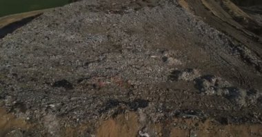 Atık ürünlerin yaşam ve üretim ile kentsel dökümü üzerinde uçan helikopter. Büyük çöp yığını havadan görünümü.