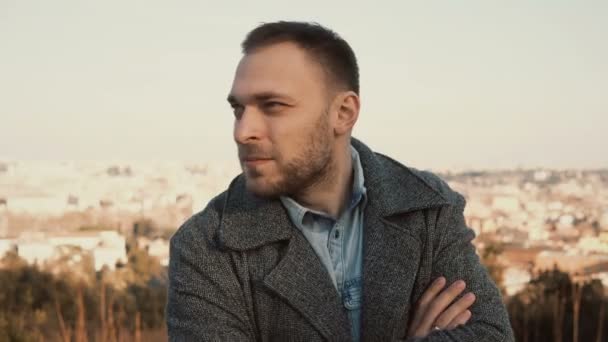 Um jovem bonito à espera de alguém na casa da arquitectura. Retrato de homem em pé na vista panorâmica de Roma, Itália . — Vídeo de Stock