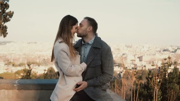 Fecha romántica de joven hermosa pareja, panorama de Roma, Italia en el fondo. Hombre y mujer abrazar, besar, tomar una selfie . — Vídeos de Stock