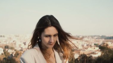 Roma, İtalya, Panoraması karşı genç güzel kadın portresi. Rüya gibi kadın kameraya bakarak ve gülümseyen.