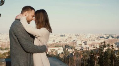 Genç güzel çift sarılmak ve Roma, İtalya, panorama karşı öp. Mutlu erkek ve kadın romantik Tarih.