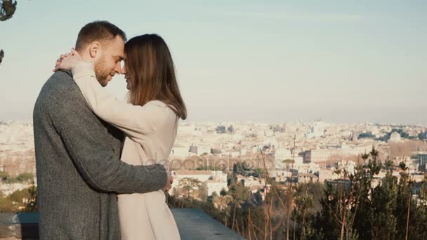 Junges schönes paar umarmt und küsst sich vor dem panorama von rom, italien. romantisches Date von glücklichen Mann und Frau. — Stockvideo