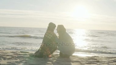 Sevimli küçük çocuk ve genç annesi deniz kıyısında birlikte vakit. Oğlum öpücük kadın sunny Beach.