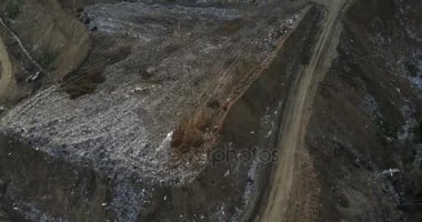 Hava helikopter şehir dökümü bir kadeh. Kuş sürüleri çöp çöp şehir dışında büyük yığınları üzerinde uçmak.