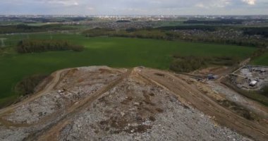 Çöp ve atık yönetimi bitki hava üstten görünüm. Çöp ve fabrika büyük yığın üzerinde uçan helikopter.