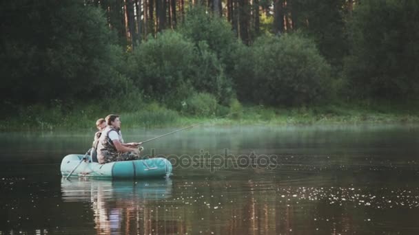 Dos pescadores entrando por un hobby, pasando tiempo libre en el lago. Hombre disparar a la cámara de su amigo en el paisaje forestal . — Vídeos de Stock