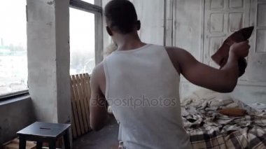 Çok ırklı çift pijama mücadele yastık var. Kadın adamdan uzak çalışan, yatakta iyi eğlenceler. Ağır çekim.