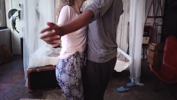 Schönes multiethnisches Paar im Pyjama, das zusammen tanzt und lächelt. Mann und Frau haben Spaß. Zeitlupe. — Stockvideo