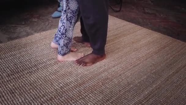 Detail pohledu mnohonárodnostní páru v pyžamu tančí spolu. Milující muž a žena objetí, Romantický čas. Zpomalený pohyb. — Stock video