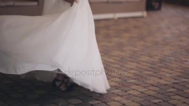 Güzel esmer gelin beyaz elbisenin içinde geri dönüyor. Poz, kutlama zevk düğün günü mutlu kadın.