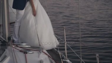 Genç çift düğün yakın çekim görünümünü yat kurulunda ayakta uyuyor. Gelin ve damat akşamları sarılma.