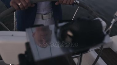 Genç denizci arkasında, bir direksiyon simidi üzerinde sailboard. Gelin peçe ile onun damat yansıması öper..