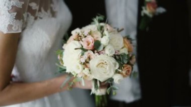 Yakın çekim genç güzel gelin ve Oda görünümünü. Erkek ve kadın ile buket birlikte düğünden sonra ayakta.