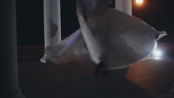 Primo ballo di coppia di sposi in cerimonia nuziale. Sposo che gira intorno alla sposa in abito bianco in serata . — Video Stock
