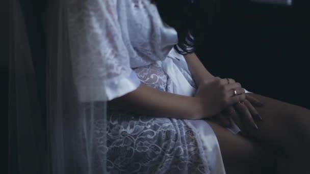 우아한 흰 란제리, 메이크업 아티스트 화장을 할 동안의 자에 앉아 실내에서에서 섹시 한 여자의 근접 보기. — 비디오
