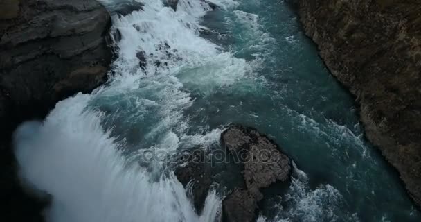 Letecký snímek od helikoptéra na krásný mohutný Gullfoss vodopád. Malebná krajina vody a útesy na Islandu. — Stock video