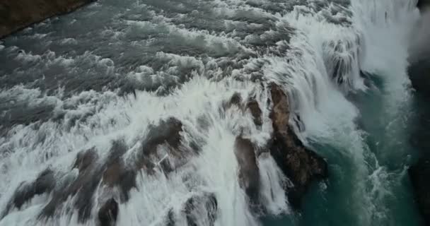Prachtige wild waterval Gullfoss uit de copter. Luchtfoto van de turbulente stroming in de natuur van IJsland. — Stockvideo