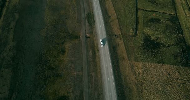Hubschrauber fliegen über die schöne Landschaft auf dem Feld. Autos fahren auf der Verkehrsstraße in der Nähe des Meeres. — Stockvideo