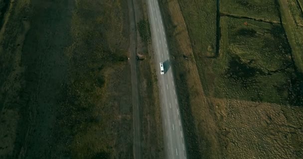 Copter vliegt over het mooie platteland landschap op het veld. Auto's die rijden op de weg van het verkeer in de buurt van de zee. — Stockvideo