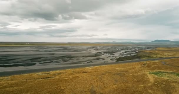 Vista aérea del valle con glaciar derritiéndose en él. Hermoso paisaje de naturaleza islandesa . — Vídeos de Stock