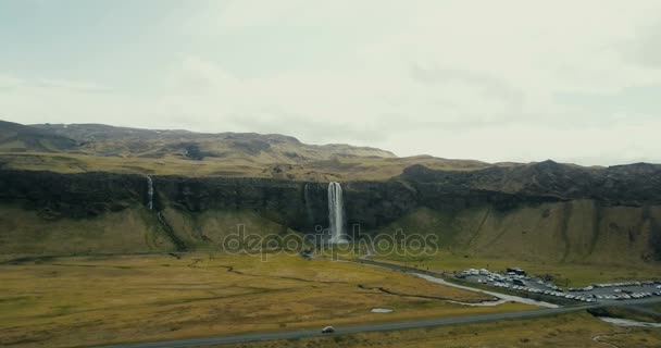 Helikopter megközelítések a hatalmas vízesés Seljalandsfoss Izlandon. Csodálatos kilátással a híres turisztikai hely. — Stock videók