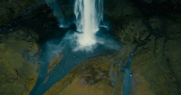 Copter flying over the powerful waterfall Seljalandsfoss in Iceland. Beautiful view of the water falls down. — Stock Video