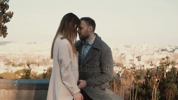 Junges Paar traf sich am Ort mit Panoramablick. Mann und Frau umarmen sich und reden. romantisches Date von Mann und Frau. rom, italien. — Stockvideo